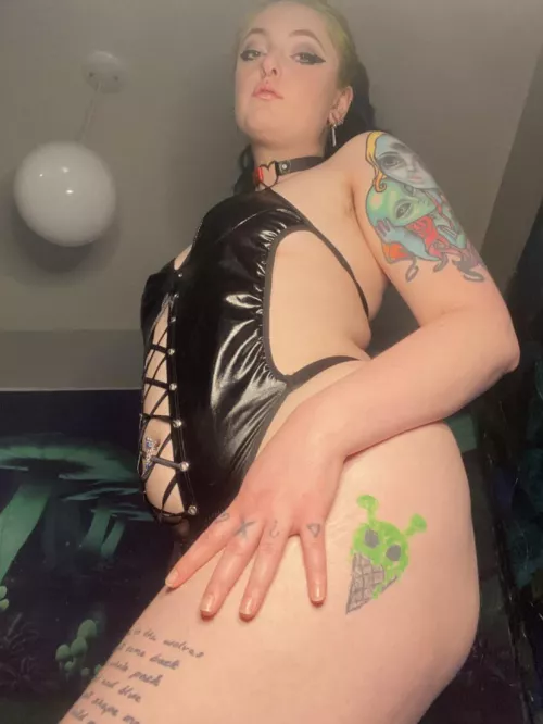 Can you spot it past my drunken decision knuckle tats 😅