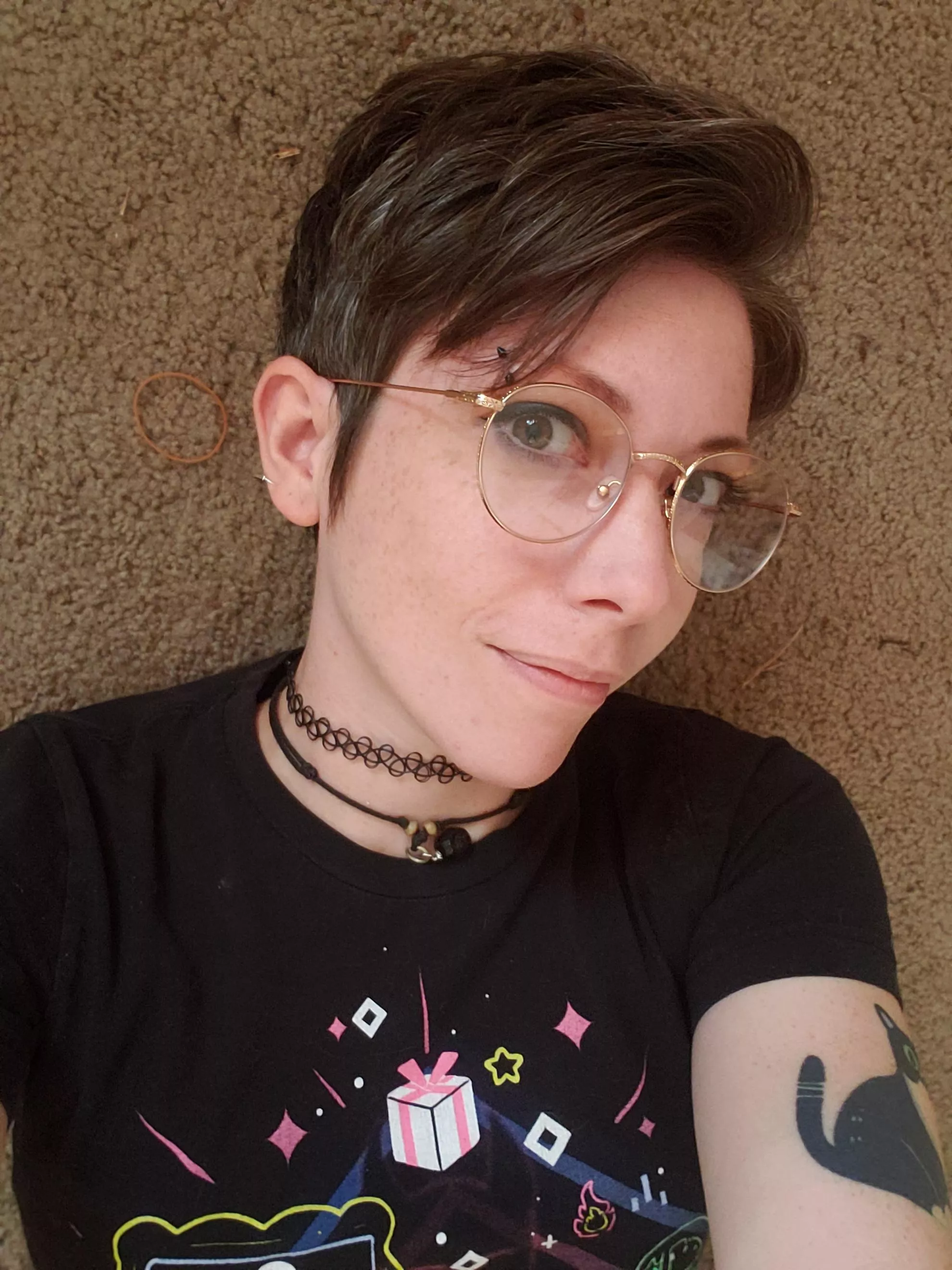 Come lay on the floor with me 😘