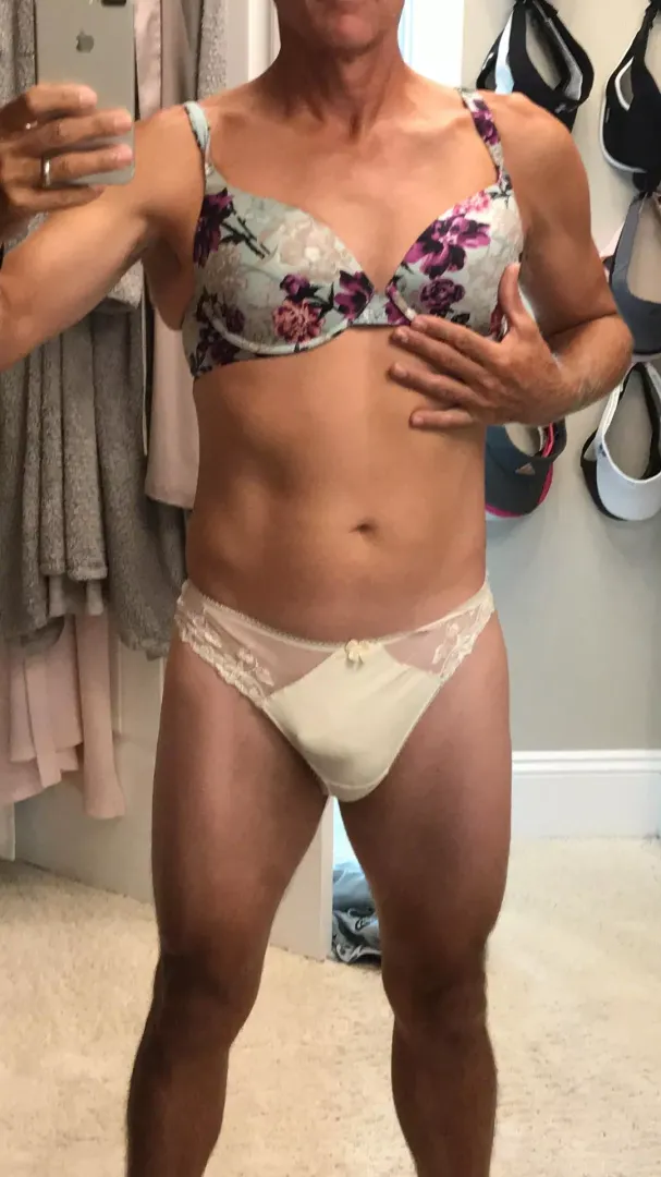 I think I’ll wear this while I walk the dog. I hope I (don’t) run into a neighbor 😃. Send me a k!k flythefoil For when I return. I got all day.