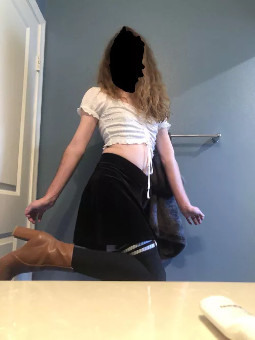 I’m so tiny you could carry me with 1 arm :3