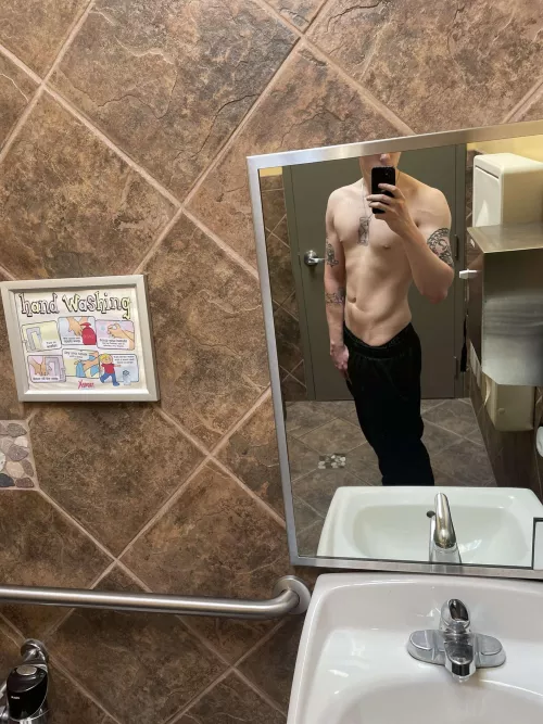 Ladies who would suck my man in front of me? Dm please ❤️ @illinois