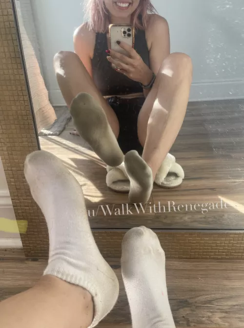 Look how dirty 😵‍💫 those footmarks are popping off the socks