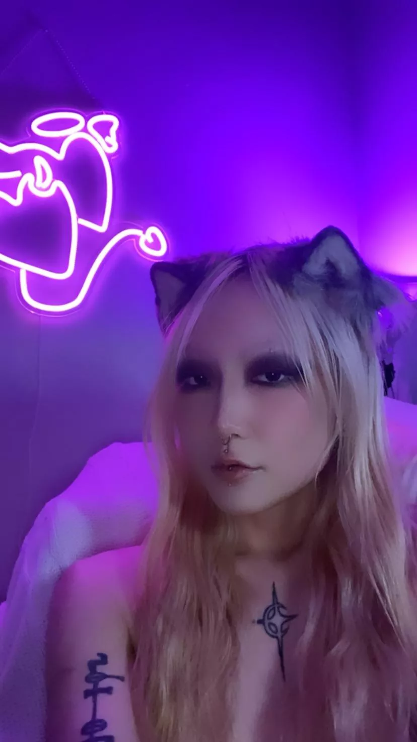 Luna’s Room Live —https://m.chaturbate.com/helvete777/