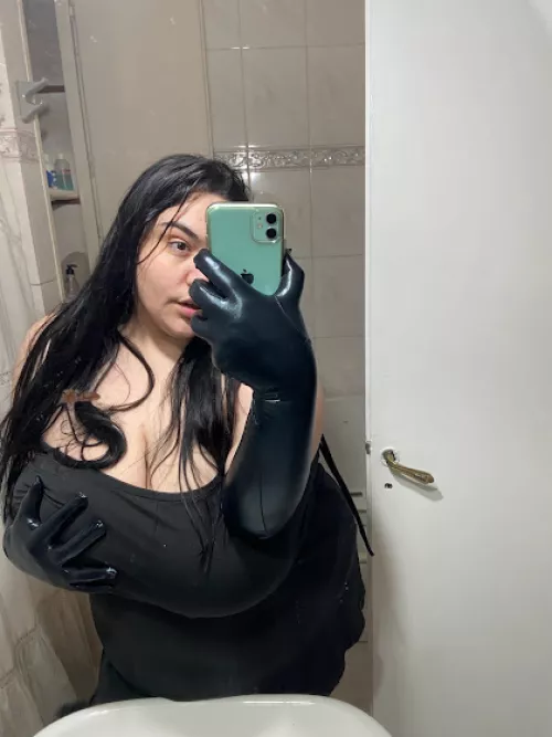 ONLINE NOW FOR SEXTING VIDEOCALLS NUDES and more, much more! Link to my vip below 😈☠️👻