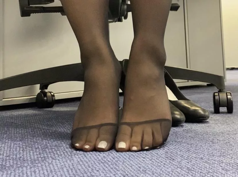 Secretly filming in the office 💦