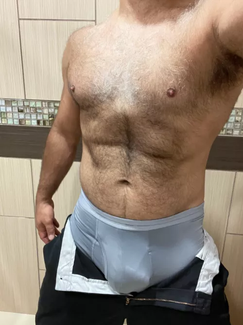 [40] Can’t get the zipper up.