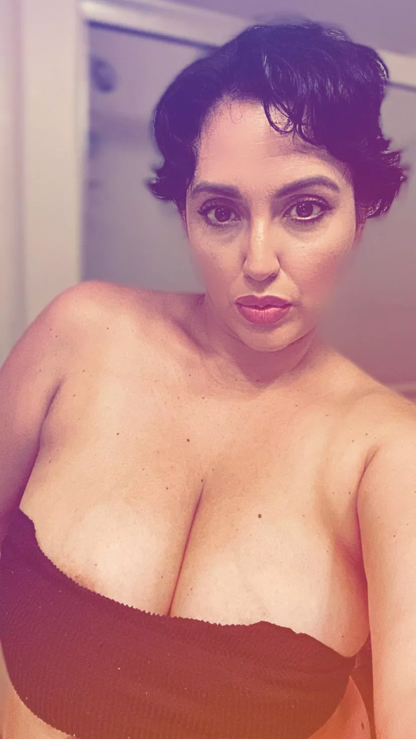 Grocery shopping 🛍☺️alone . Would you approach me ?