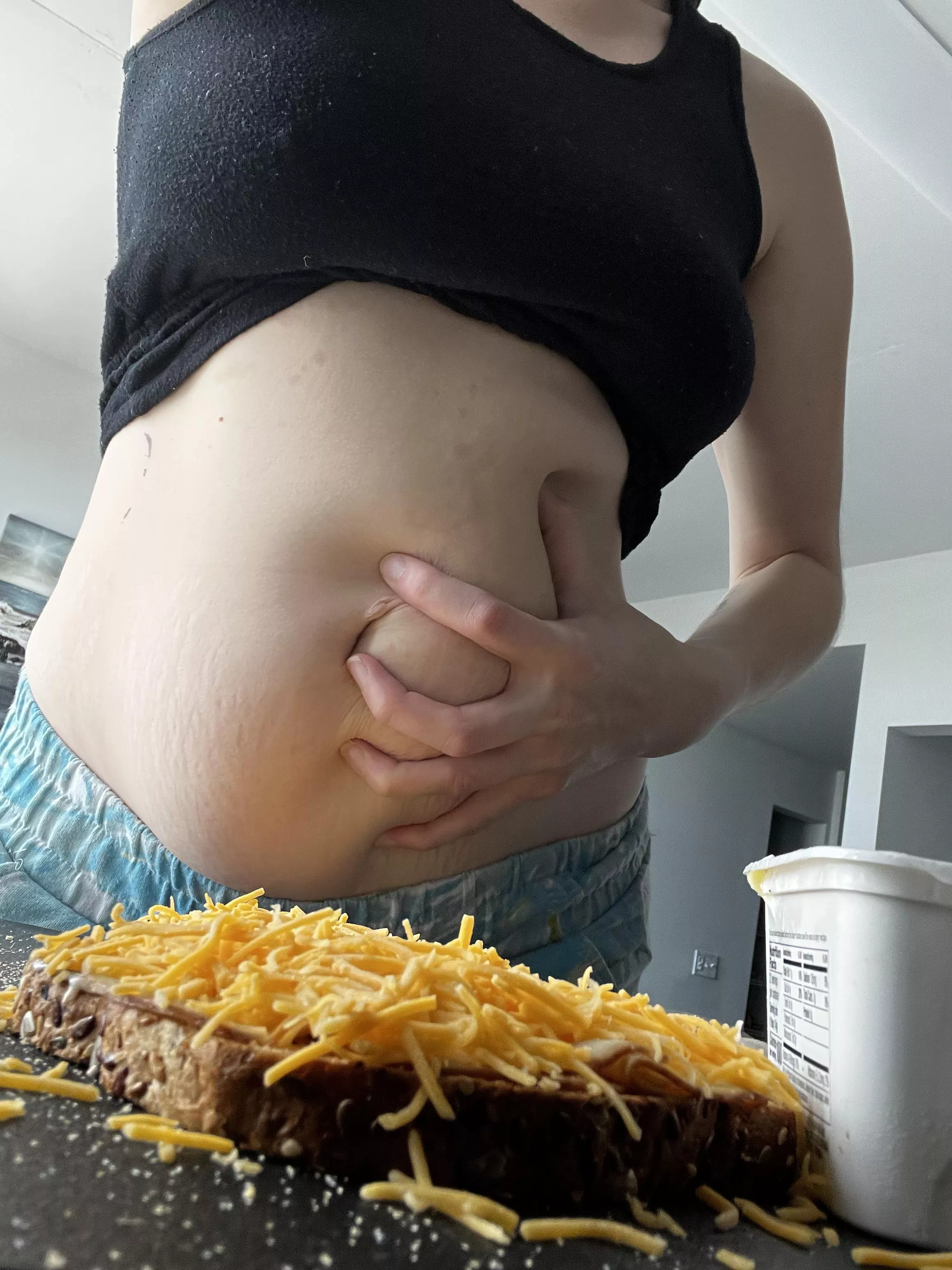 Hey my names Dana - inviting you to watch me push my limits and bloat bigger than you ever thought possible! If you can get my body to gain.. even better 😈🥰🤤