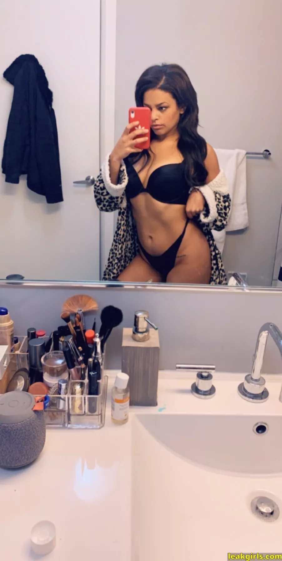 I can’t read lips unless they are touching mije.