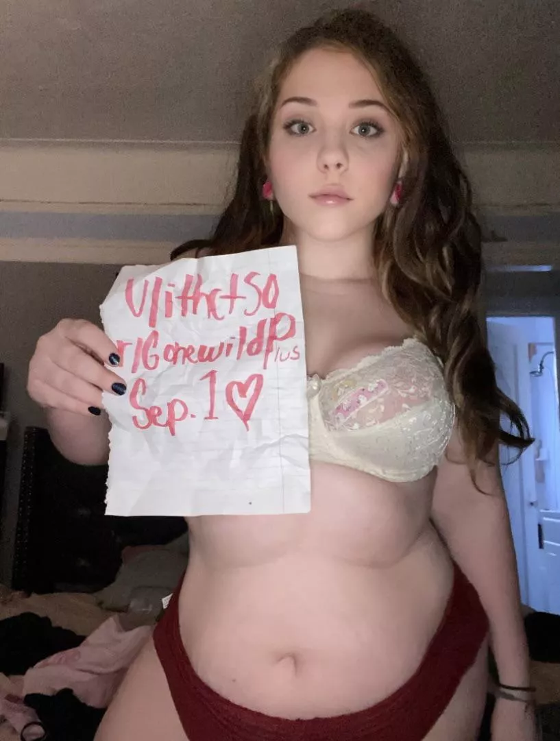 I just wanted to share my verification because i thought i looked super cute! 💕 But my kitty scratched my boob 🥺