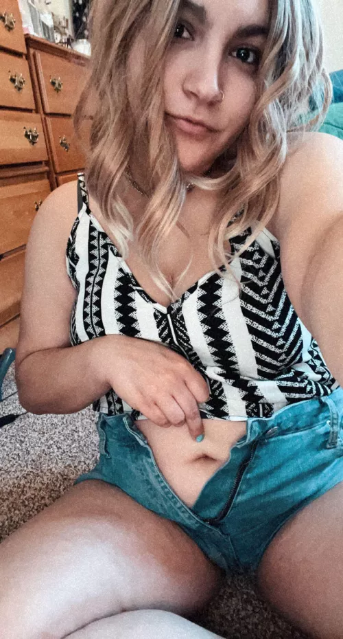 I love deep belly buttons. 😏