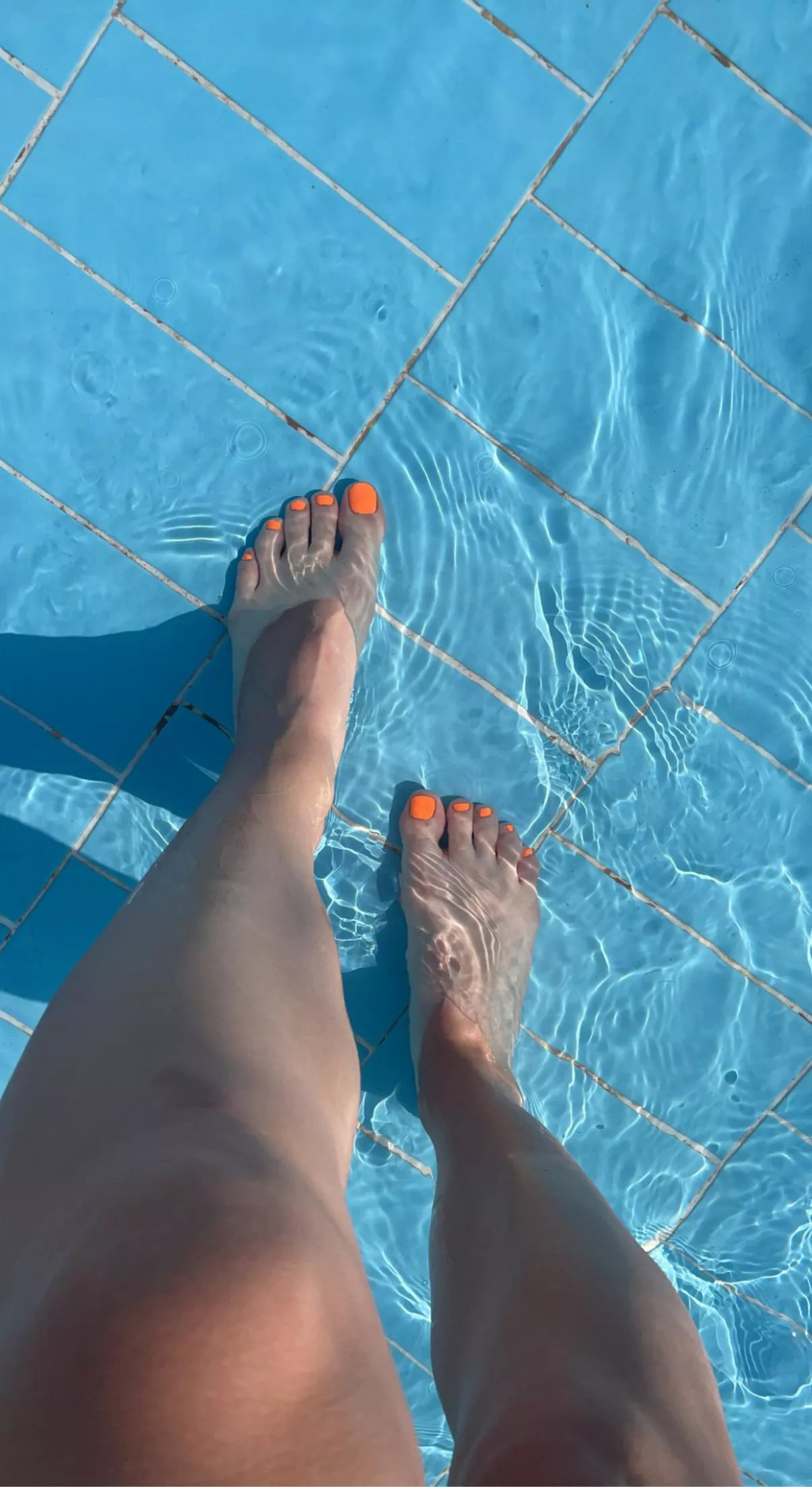 Pretty feet in clear water. I like it. Do you?