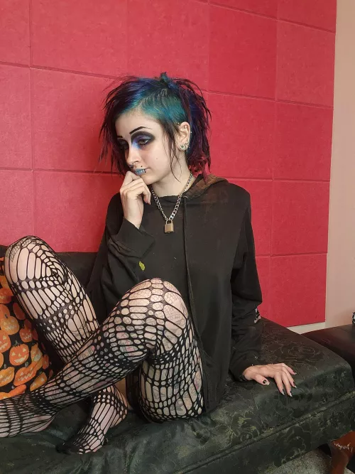 really getting into unusual lip colors lately💙