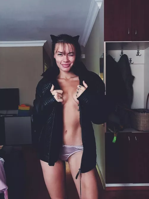 who help undress?😇​