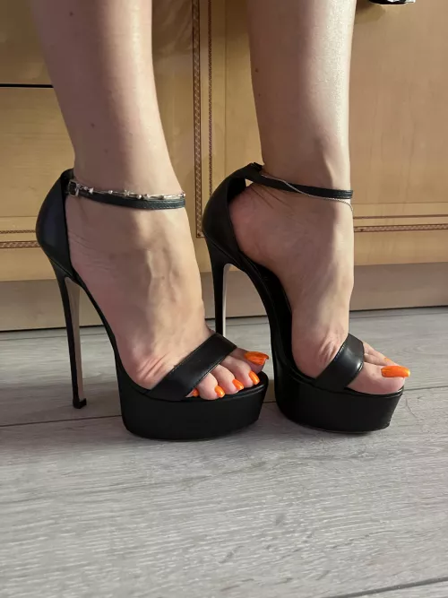 Yeah I love brightness toes 🥰 and of course my heels