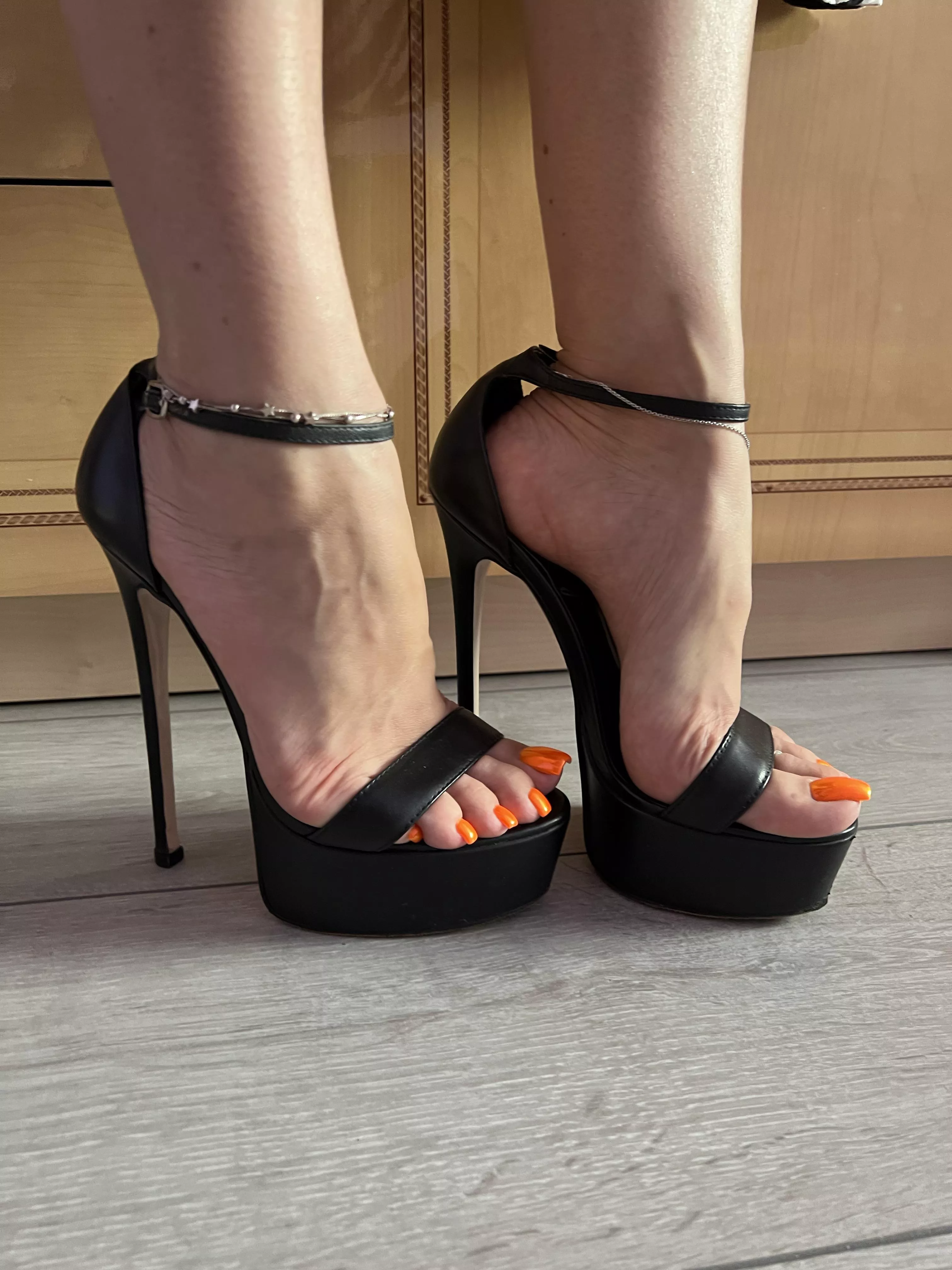 Yeah I love brightness toes 🥰 and of course my heels