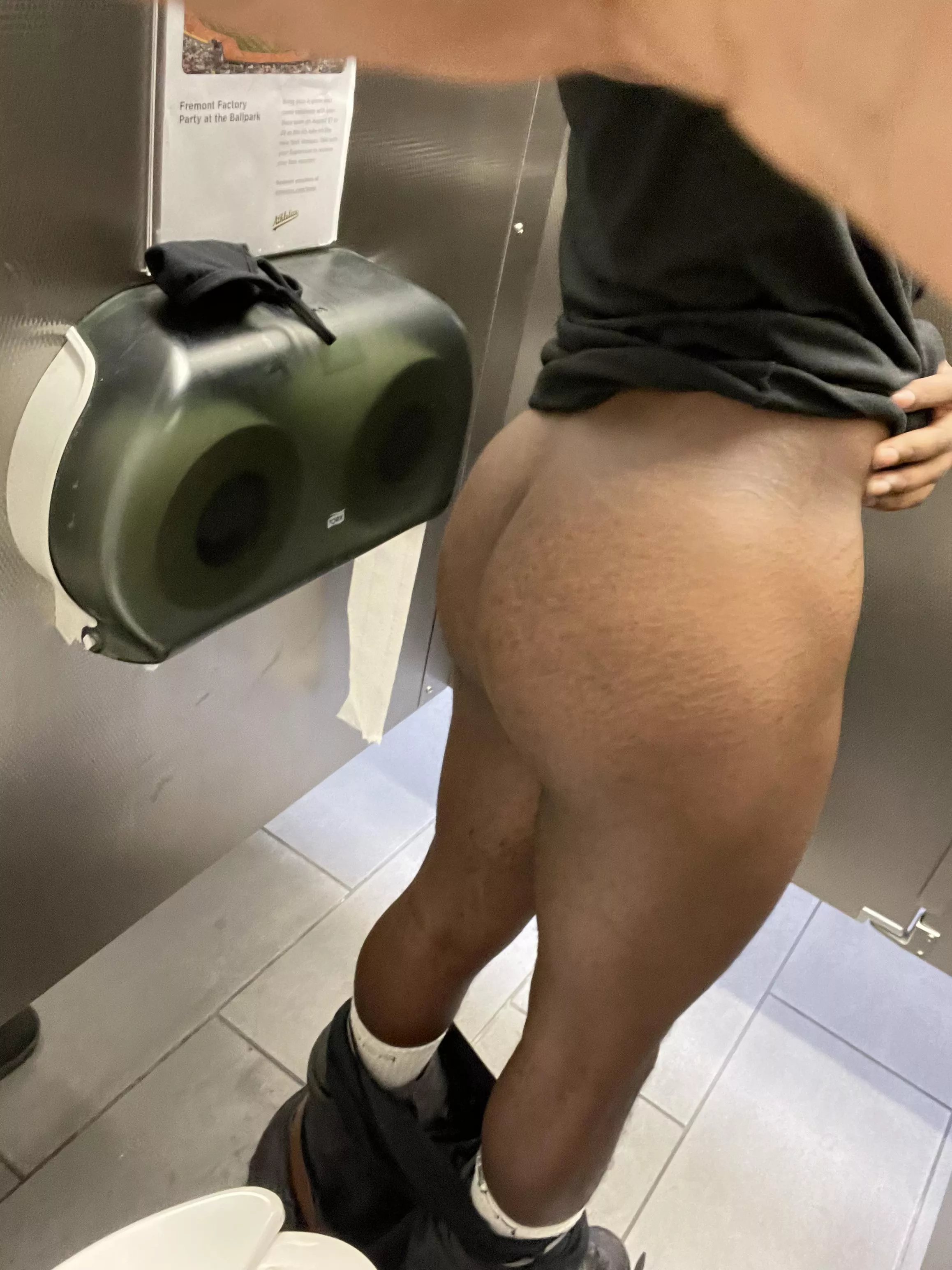 come pound me in my work bathroom 💦