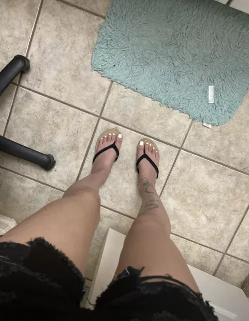 Do I have pretty feet 🫣