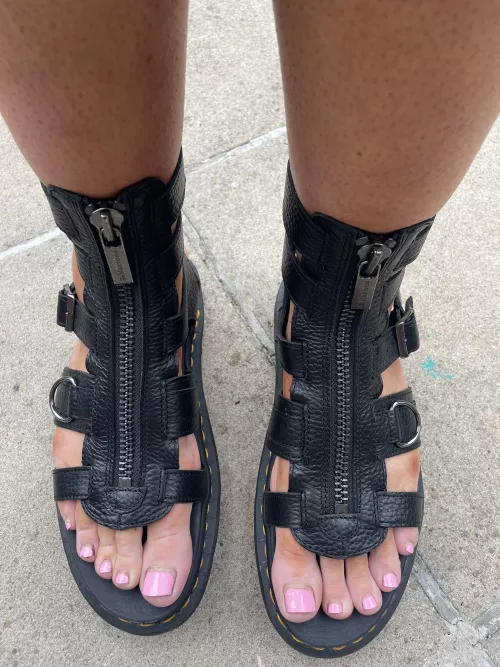 Do you like my New Docs and Pink Nails? What would you like me to do to you with them? 🤔💖🦶💖