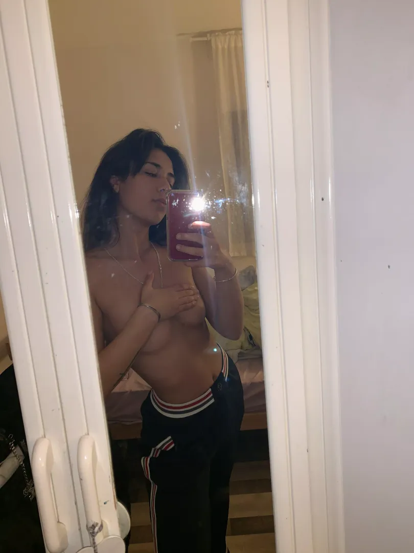 Do you think I look more hot when you see me half naked😋😈