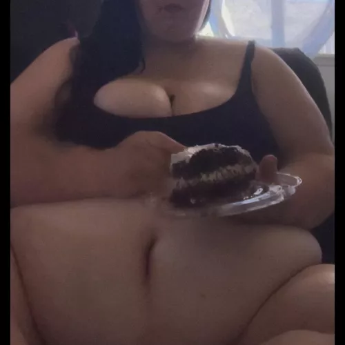 Fatty eating a whole cake 🤪
