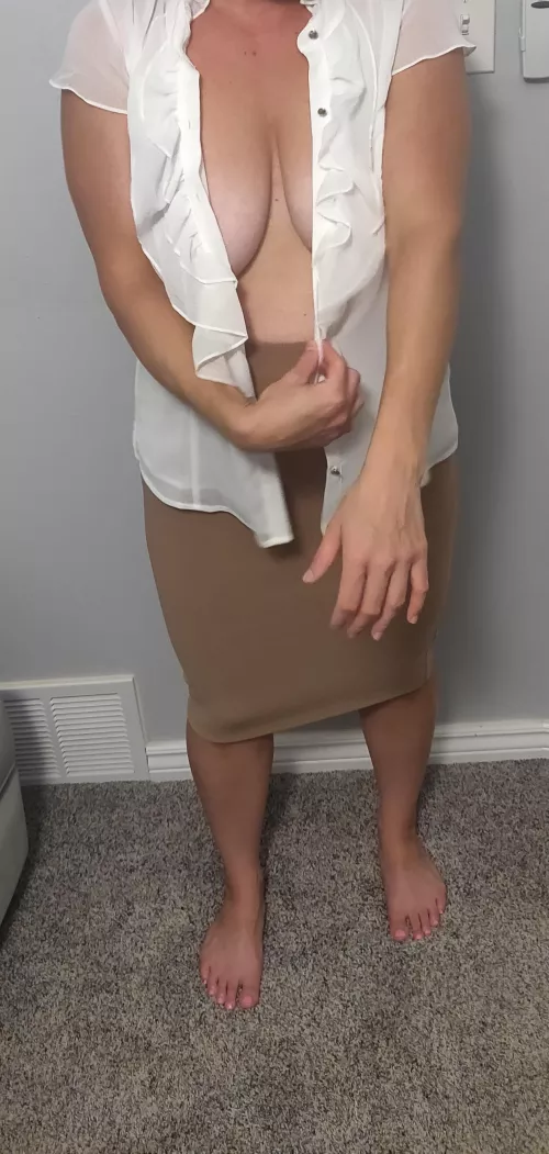 I have the biggest mom boobs in the neighborhood. And all the dads know it. 👀 Mom/Wife 30s