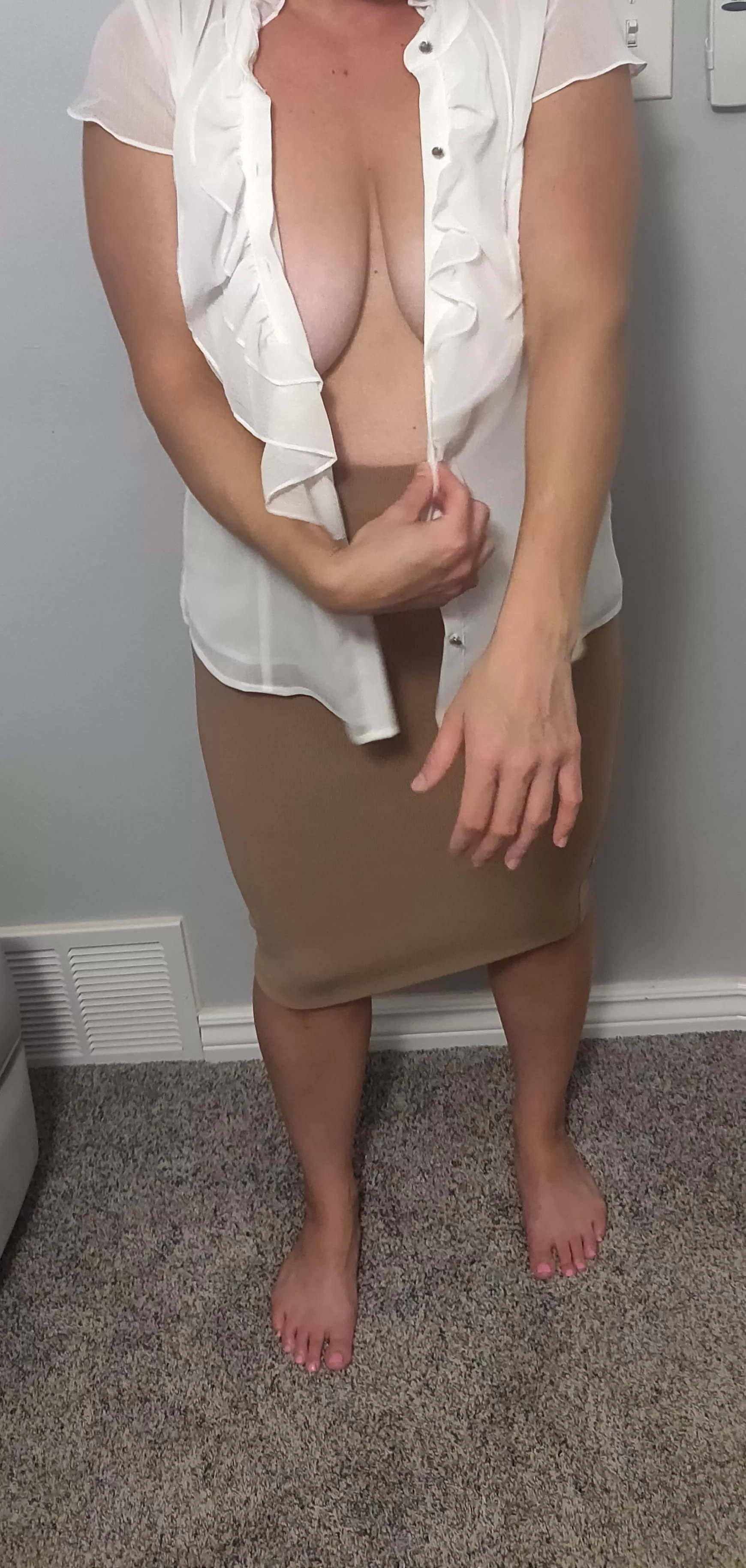 I have the biggest mom boobs in the neighborhood. And all the dads know it. 👀 Mom/Wife 30s