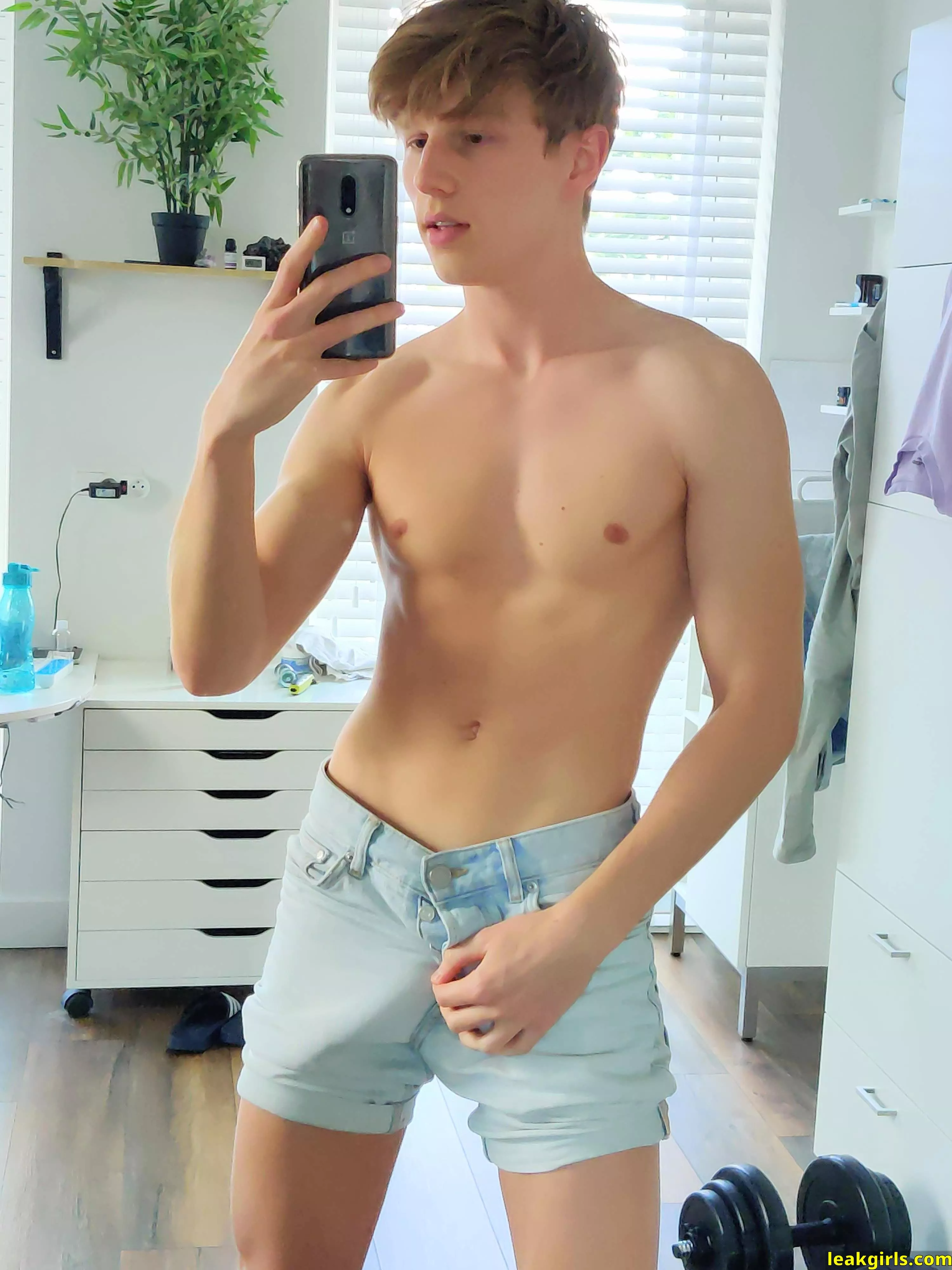 Lt looks so long in these shorts 🥵