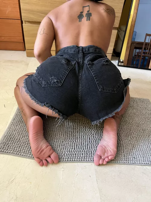 Wanna make a lick or suck all toes ?