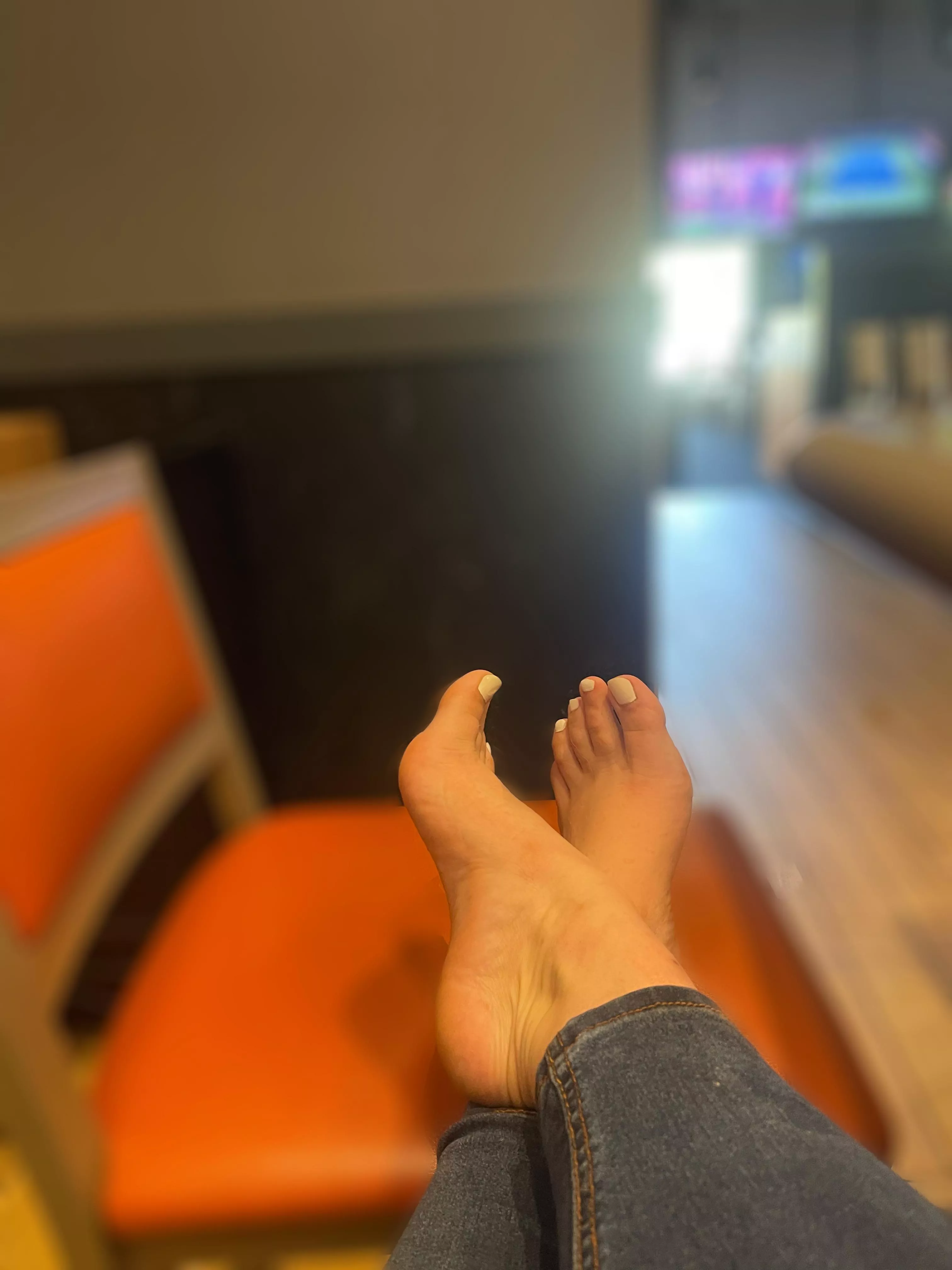 Bare feet at the bar rail anyone?😌