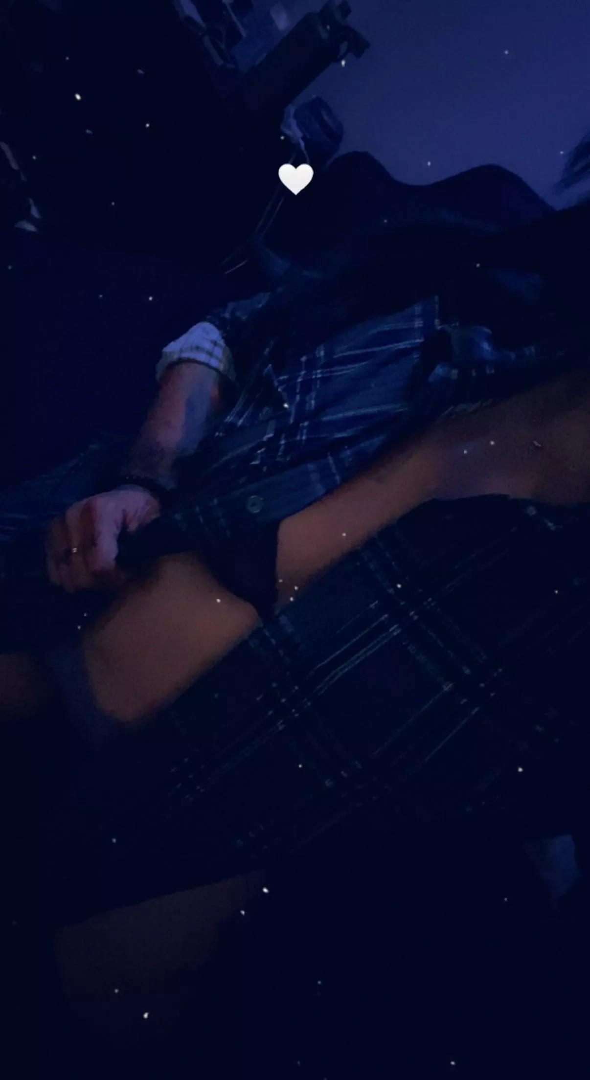 [F] Having a relaxing evening in mood lighting 💙