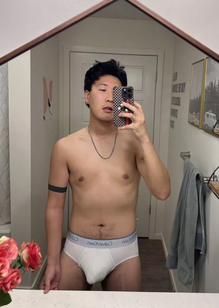 Korean guy here. This brief makes me so horny lol