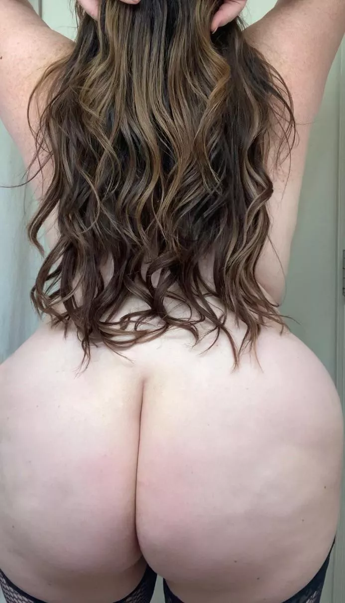 Long hair, big booty 😋