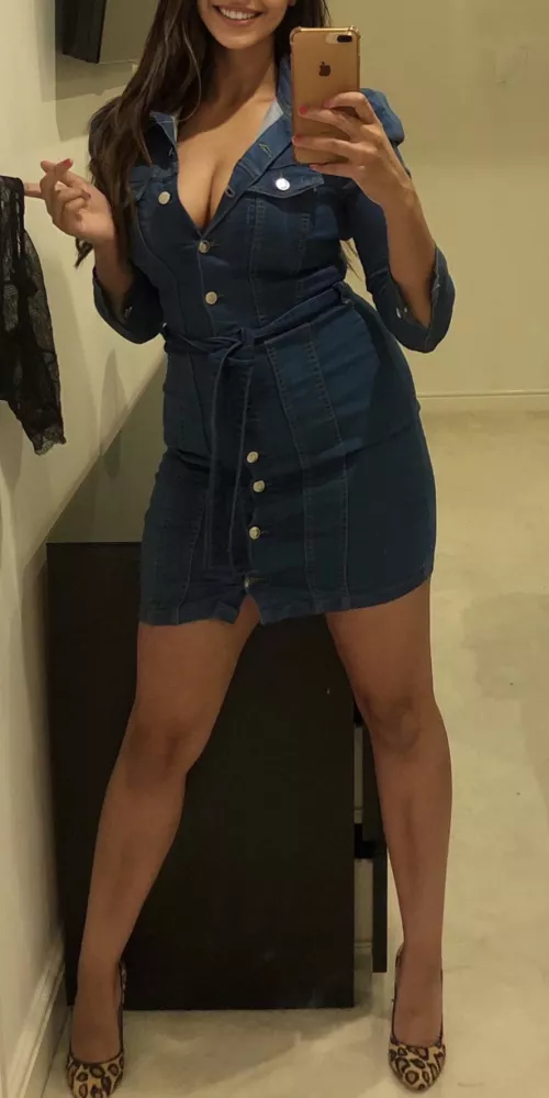 Saturday night means going out with no panties on...😈