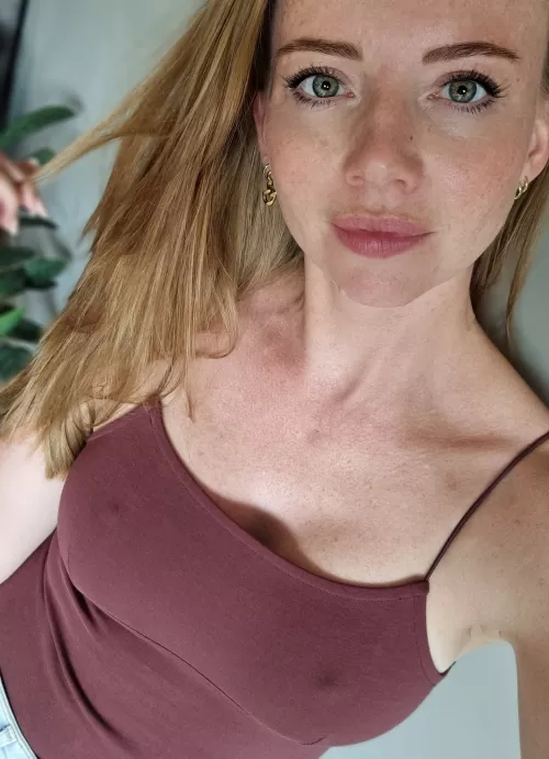 To end the weekend with a bang and without a bra🥰