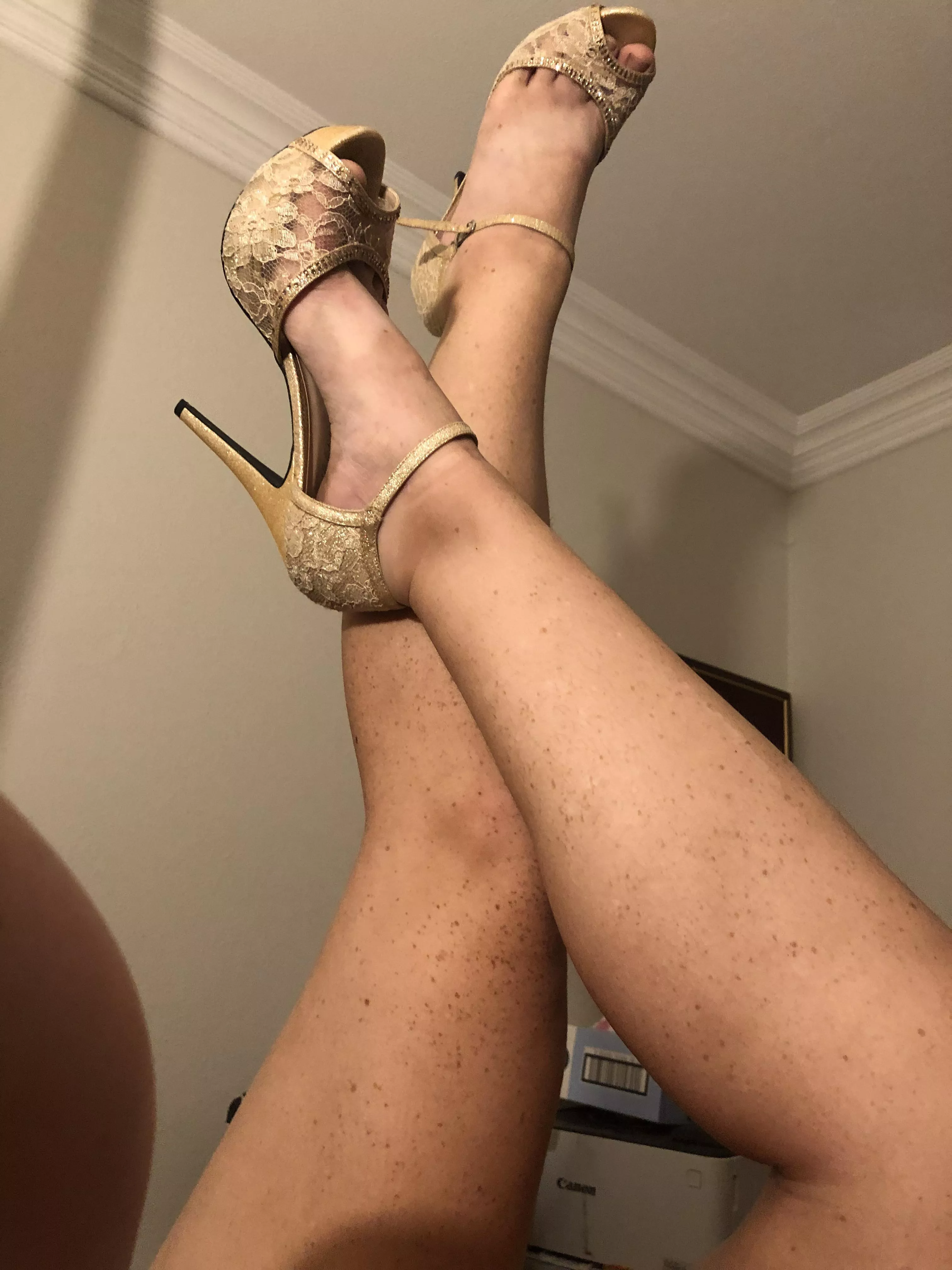 Wanna help me stretch? DMs/PMs are welcome!! ♥️
