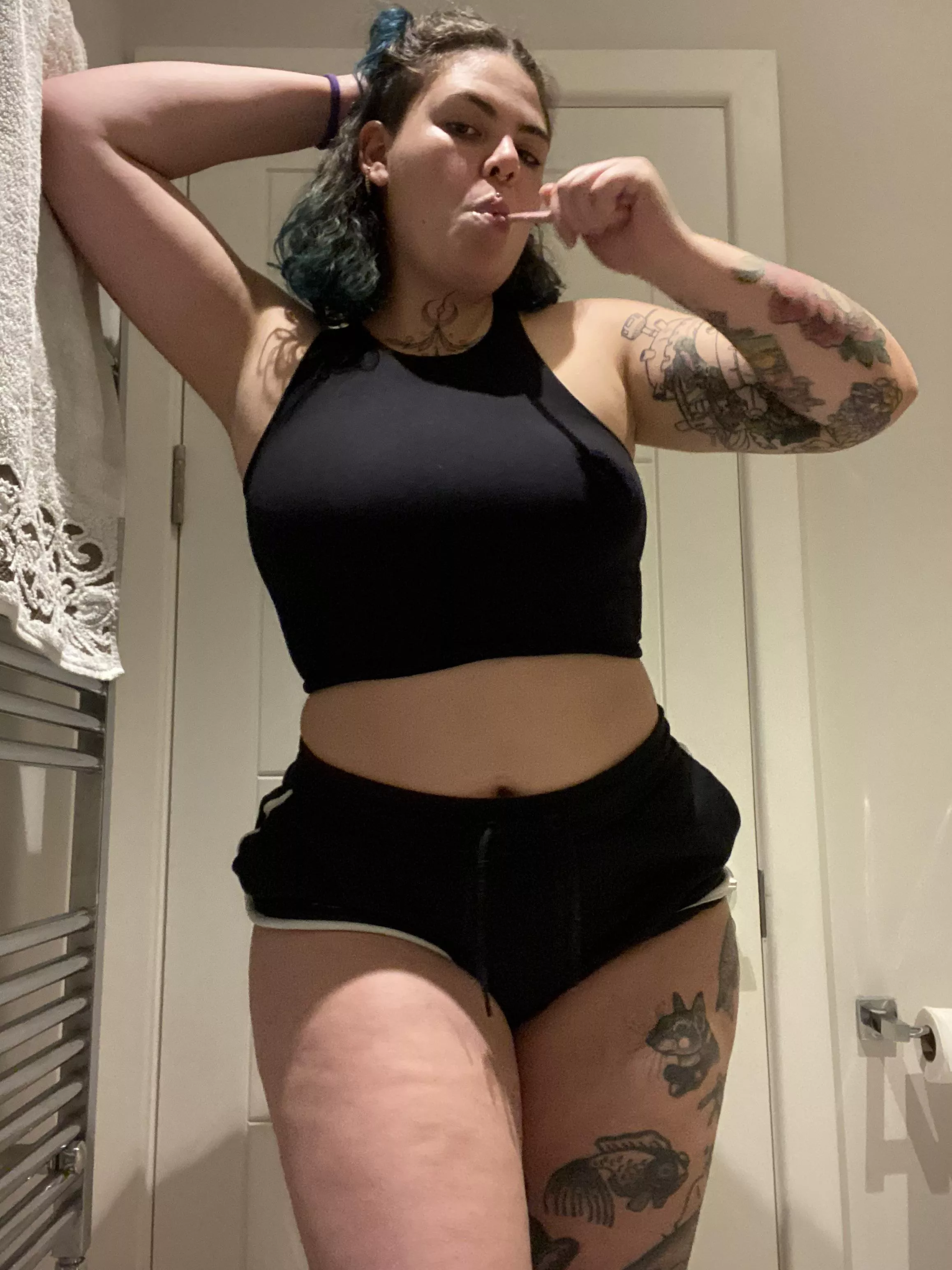 Brushing my teeth so I’m ready for my kiss 😘