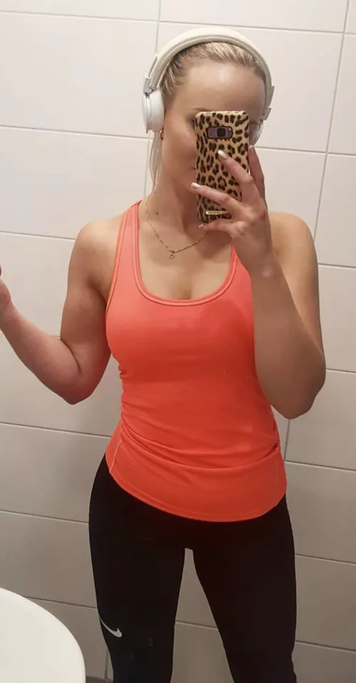 Dm me if u want to cum to her. Would love if someone could upload and post her trib to r/cumtributes too.