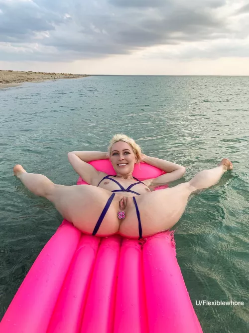 It was a beautiful day, I was relaxing at the sea, wanna join me next time?😜