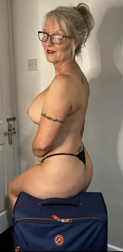 (55F) Time to tan my white bits on my travels💋