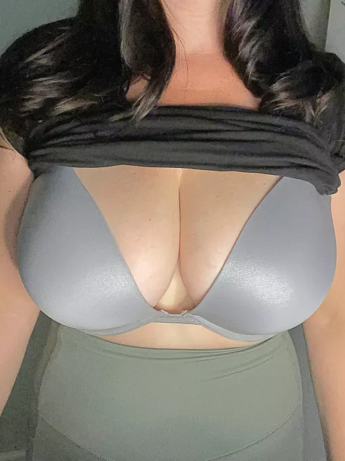 My MILF cleavage earlier💋(F44)