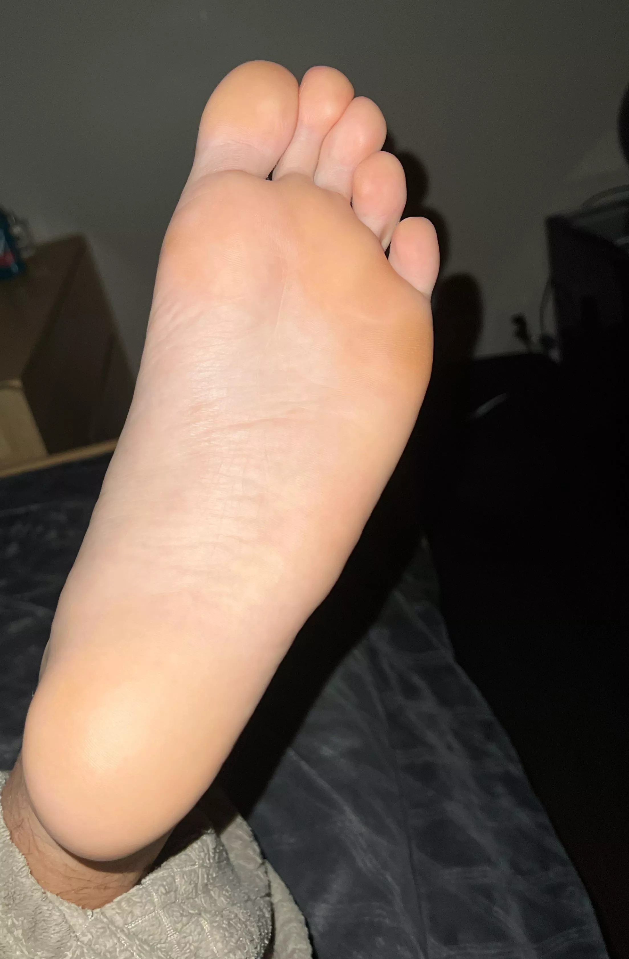 need someone to lick them and worship me 😈 message me right now!