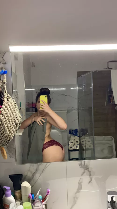 Trading my gf, 18yrs, looking for mommy or older women