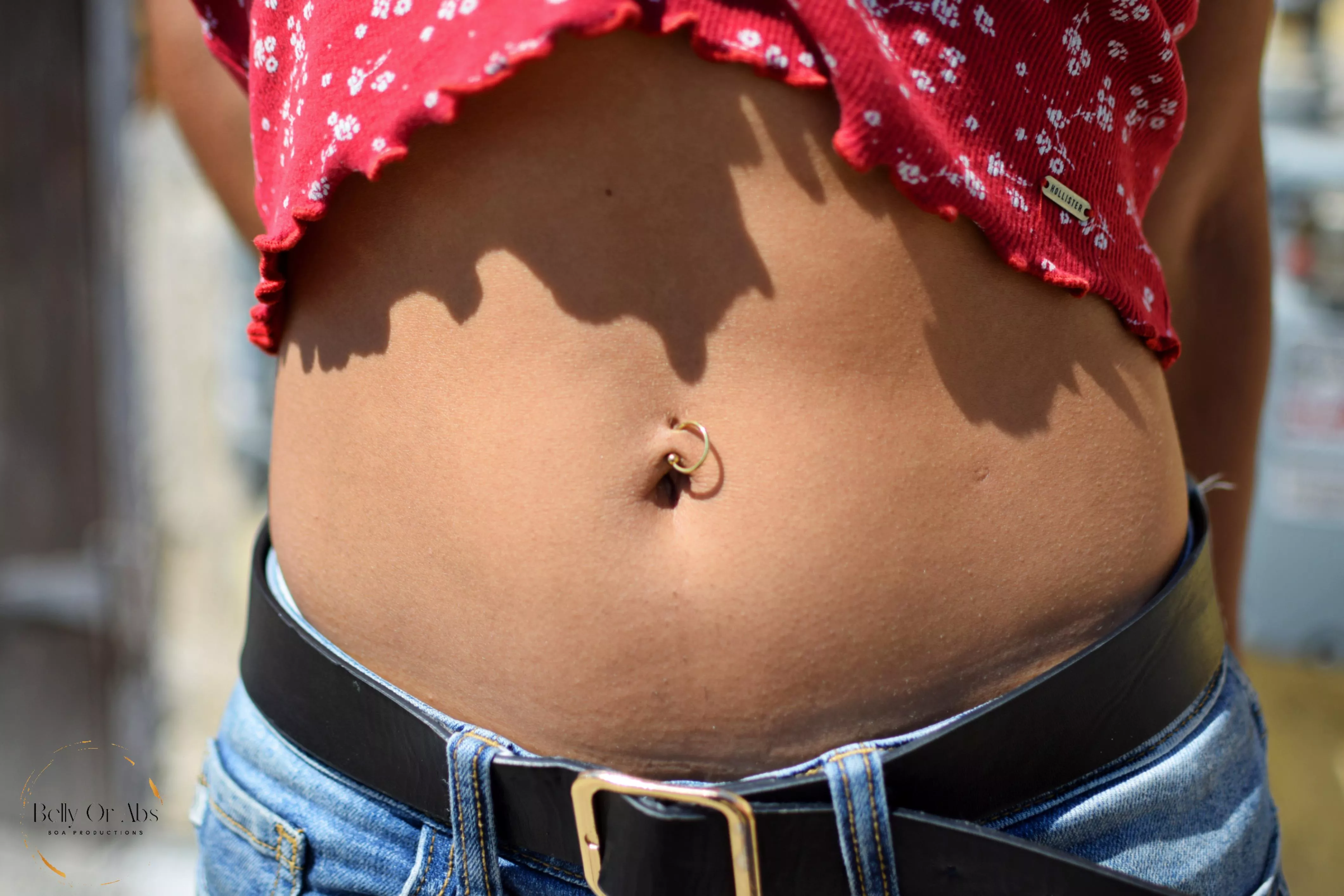 Who else likes tanned bellies and piercings? 📸