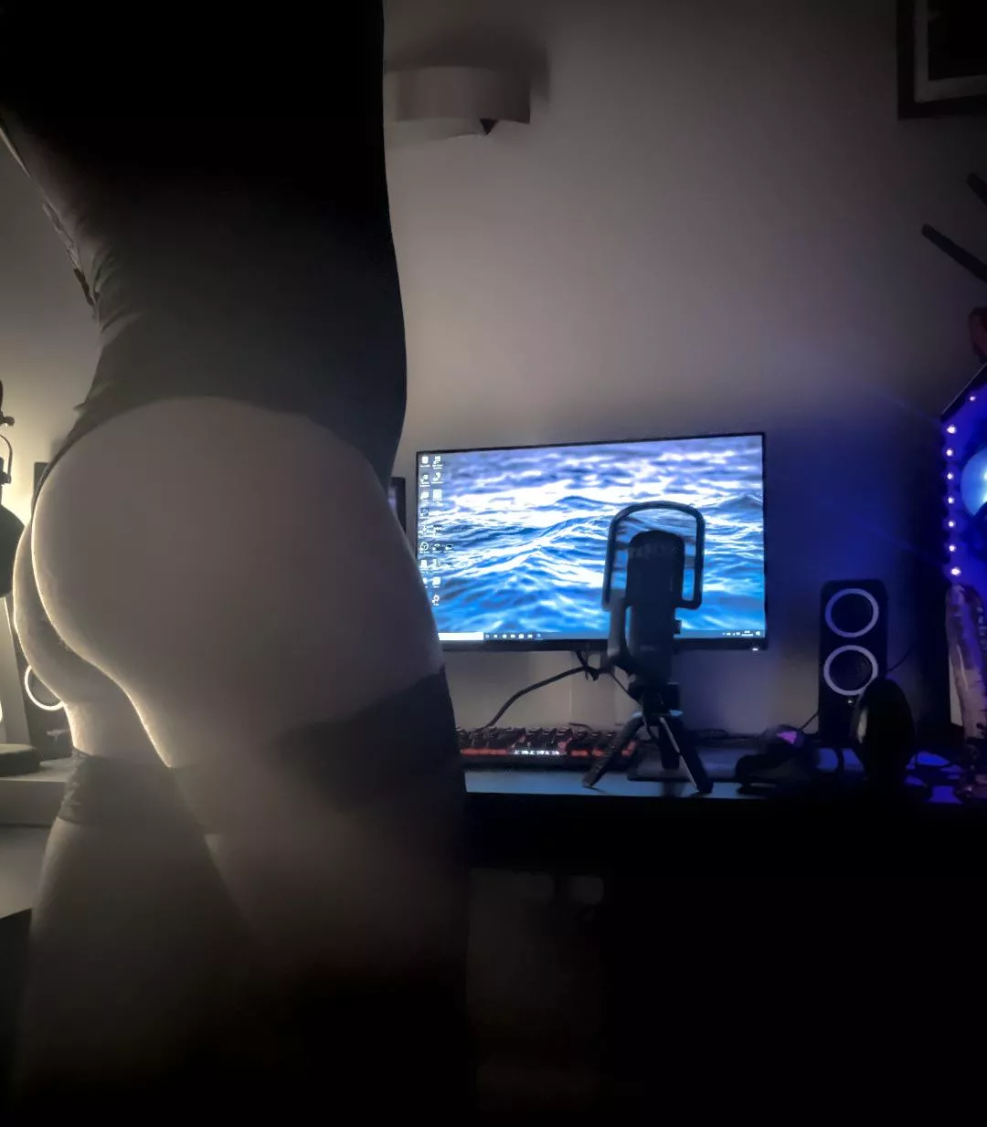 who wants to play with me, or would you rather play the PC?