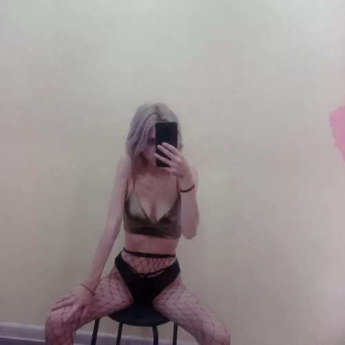 18 y.o. / horny girl / free page 😏