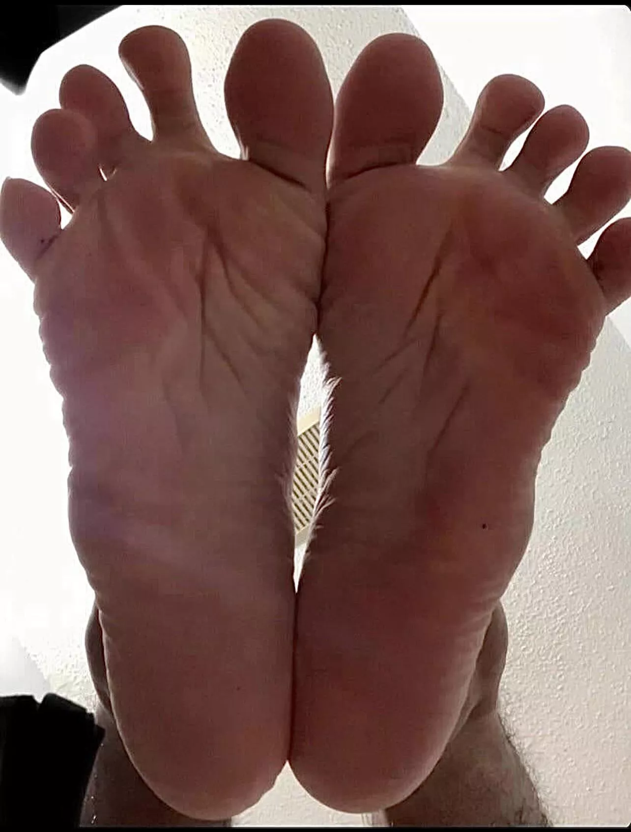 25m Connecticut - If you want to suck & slurp on my Feet today around 12pm hmu me can meet up on a good place that way you can taste them for a while