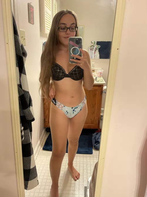 4β8 petite I hope my body turns you on π