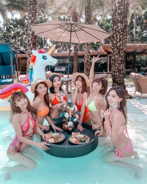 [6] Pool girls