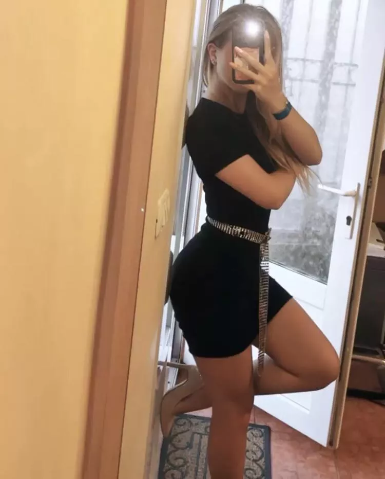 Heeyooo, Selling content of any kind , also doing things that are not in the menu. DM me for it and let's have fun 😃